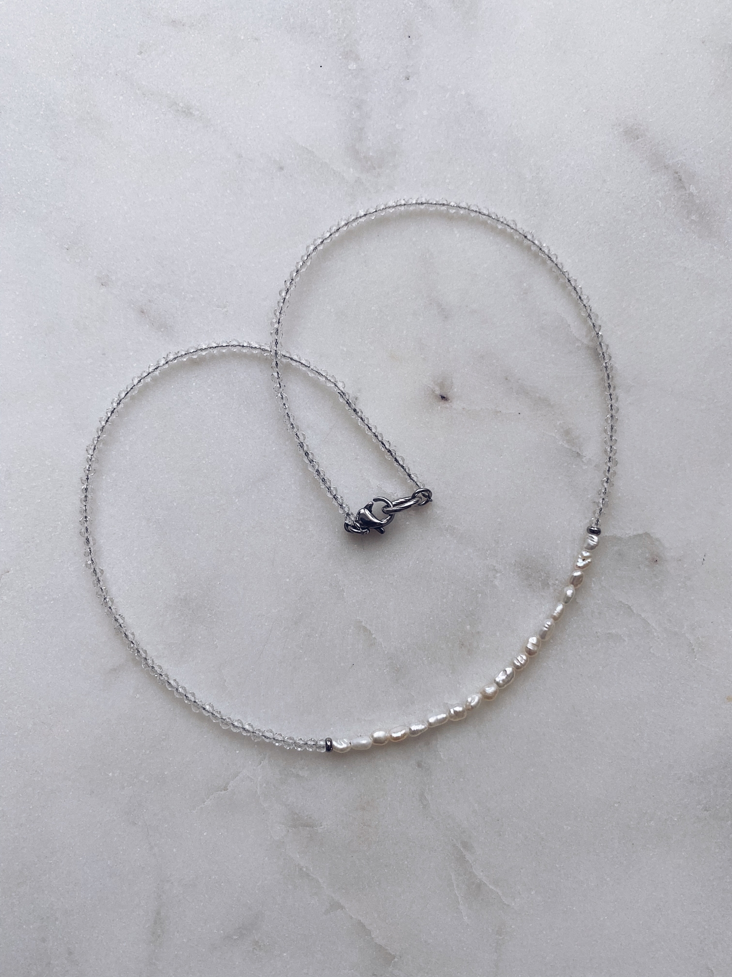 Колье-чокер из шпинели и натурального жемчуга (прозрачный) - MG jewelry